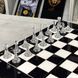 Крупний план прозорих кручених шахових фігур
